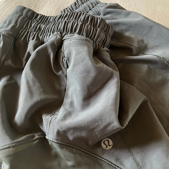 Lululemon / Hotty Hot Low-Rise Lined Short 2.5” - Picture 11 of 15